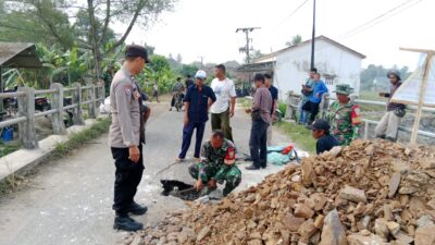 Gotong Royong, Forkompimcam Sragi dan Warga Perbaiki Jembatan Amblas