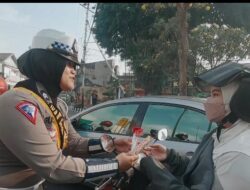 Bagi Coklat Dan Bunga Cara Polwan Polres Mojokerto ajak Masyarakat Tertib Lalu Lintas