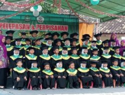 43 Anak Usia Dini RA AL Furqon Ikuti Wisuda