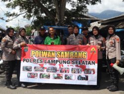 Polwan Polres Lamsel Patroli Mobile Saat Shalat Jumat