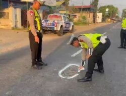 Cegah Lakalantas, Kanit Gakkum Satlantas Polres Kediri Tandai Jalan Berlubang