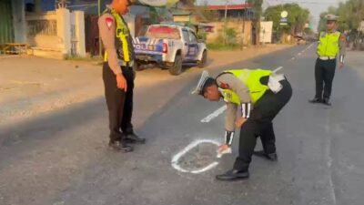 Cegah Lakalantas, Kanit Gakkum Satlantas Polres Kediri Tandai Jalan Berlubang