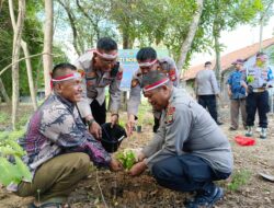 Peringati HUT Bhayangkara ke 78, Polsek Cikarang Timur Gelar Baksos Penanaman Pohon di Hegarmanah