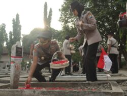 Polres Mojokerto Tabur Bunga di Taman Makam Pahlawan Jelang Hari Bhayangkara