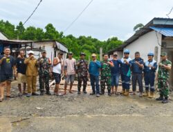 Para Babinsa Kodim 1311/Morowali Kerja Bakti Bersama Masyarakat di Lokasi Bedah Rumah di Desa Padabaho