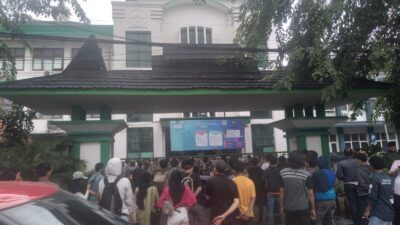 Puluhan Mahasiswa Beri Rapor Merah Untuk Kadisdik Kota Bekasi