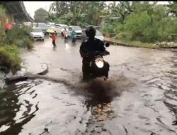 Diguyur Hujan Deras, Kolong Tol JOR Bintara Tergenang, Macet Tak Terelakan