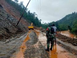 Koptu Eko Sejati Babinsa Desa Molino Morowali utara Bantu atasi Pembersihan Tanah Longsor