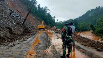 Koptu Eko Sejati Babinsa Desa Molino Morowali utara Bantu atasi Pembersihan Tanah Longsor