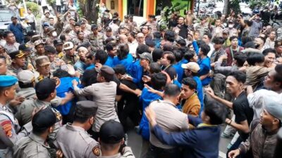 Aksi Mahasiswa Kantor Pemerintah Kota Bekasi Berujung Ricuh