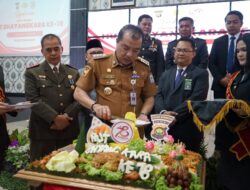 HUT Bhayangkara, Pj Bupati Beri Tumpeng Ke Kapolres