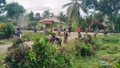 Babinsa Kodim 1311/Morowali Bersama Masyarakat Adakan Kerja Bakti Bersih-Bersih Lingkungan di Desa Ambunu