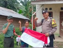 HUT RI Ke 79, Bhabinkamtibmas Polresta Deli Serdang Bagikan Bendera Merah Putih Kepada Warga