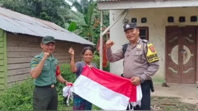 HUT RI Ke 79, Bhabinkamtibmas Polresta Deli Serdang Bagikan Bendera Merah Putih Kepada Warga