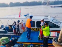 Jembatan Runtuh, Kapal Satpolairud Polres Muba Sigap Membantu Seberangkan Warga dan Anak Sekolah