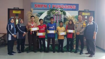 Jum’at Berkah, Kapolsek Pungging Peduli Yatim Piatu Siswa SMPN 1 Pungging