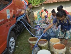 Bencana Kekeringan, Warga Antre Air Bersih Dari BPBD Kabupaten Bekasi