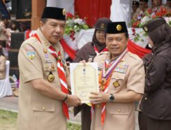 H Mukti Terima Lencana Pancawarsa III dari Gubernur