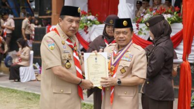 H Mukti Terima Lencana Pancawarsa III dari Gubernur