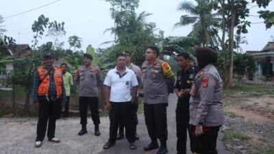 Kapolres Lampung Selatan Kunjungi Warga Terdampak Angin Puting Beliung di Tanjung Harapan