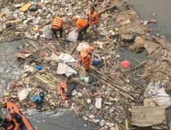 Dinas Lingkungan Hidup Kabupaten Bekasi Angkat Puluhan Ton Sampah di Kali CBL