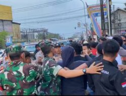 Didepan Pintu Gerbang PT.GRP Polisi’ dan Masa Konsorsium Pemuda Telaga Murni Terlibat Aksi Saling Dorong