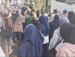 Viral, Aksi Puluhan Pendemo di KPU Payakumbuh Berakhir Diusir Barisan Emak-Emak