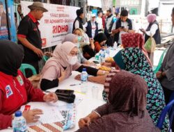 Relawan B3STRI (Bersama Tri) Gelar Pengobatan Gratis di Bojong Menteng