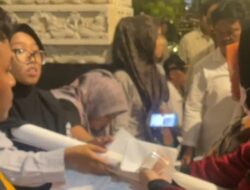 Video Timses Calon Bupati Bekasi Bagi-bagi Amplop dan APK di Rumah Makan Tersebar