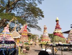 Desa Dapet Gresik Gelar Acara Sedekah Bumi, Warga Antusias Ikuti Parade Hasil Bumi