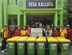 FajarPaper Berikan Tempat Sampah dan Gelar Giat Bersih Kali, Dukung Kebersihan Lingkungan dan Kesehatan Masyarakat di Cikarang Barat