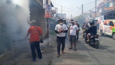 Tim Koncone Mas Tri Lakukan Fogging Gratis di Wilayah RW 04 Jakasampurna