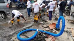 Kerja Nyata Relawan Tri Adhianto Turun Ke Jalan Perbaiki Got Jalan Kodau