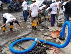 Kerja Nyata Relawan Tri Adhianto Turun Ke Jalan Perbaiki Got Jalan Kodau