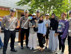 Unik, Satlantas Polres Kediri Sosialisasi dan Bagikan Helm Gratis di Area CFD Pare