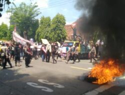 Ratusan Warga Datangi Perhutani dan Blokir Jalan di Kediri, Tuntut Copot Ketua LMDH