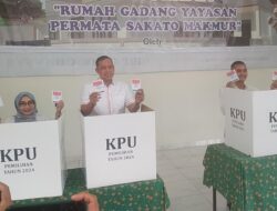 Ditemani Anak dan Istri, Tri Adhianto Gunakan Hak Suara di TPS 21 Duren Jaya