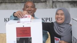 Pj Bupati Merangin dan Istri Gunakan Hak Pilihnya di TPS 04