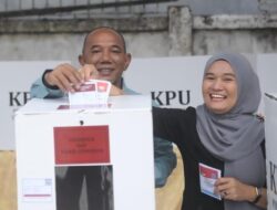 Pj Bupati Merangin dan Istri Gunakan Hak Pilihnya di TPS 04