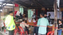 Diguyur Hujan, Kapolresta Deli Serdang Tinjau Langsung Pelaksanaan Pemungutan Suara di TPS