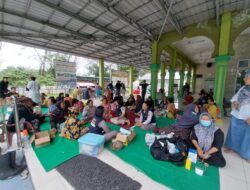 Tanggap Bencana Banjir, Personil Polresta Deli Serdang Lakukan Evakuasi dan Bantu Warga