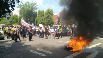 Ratusan Warga Datangi Perhutani dan Blokir Jalan di Kediri, Tuntut Copot Ketua LMDH