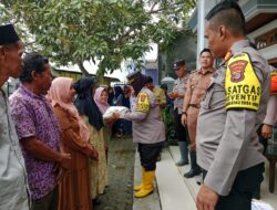 Terdampak Banjir Rob, Polres Lamsel Salurkan Bantuan dan Posko Kesehatan di Kuala Jaya