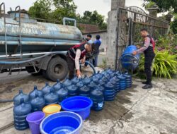 Polres Kediri Lakukan Pendampingan Penyaluran Air Bersih di Desa Sempu