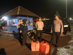 Polres Lampung Selatan dan PT BBJ Bagikan 600 Kotak Nasi untuk Awak Truk di Pelabuhan Bakauheni