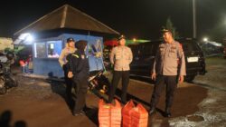 Polres Lampung Selatan dan PT BBJ Bagikan 600 Kotak Nasi untuk Awak Truk di Pelabuhan Bakauheni