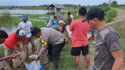 Warga Desa Bandar Agung Dibantu Bhabinkamtibmas Gotongroyong Bersihkan Saluran Air