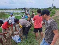 Warga Desa Bandar Agung Dibantu Bhabinkamtibmas Gotongroyong Bersihkan Saluran Air