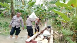 Personel Sat Samapta Polres Lampung Selatan Evakuasi Barang Warga di Tengah Banjir