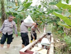 Personel Sat Samapta Polres Lampung Selatan Evakuasi Barang Warga di Tengah Banjir